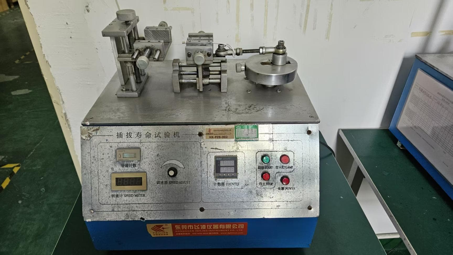 Plug insertion and removal life test machine